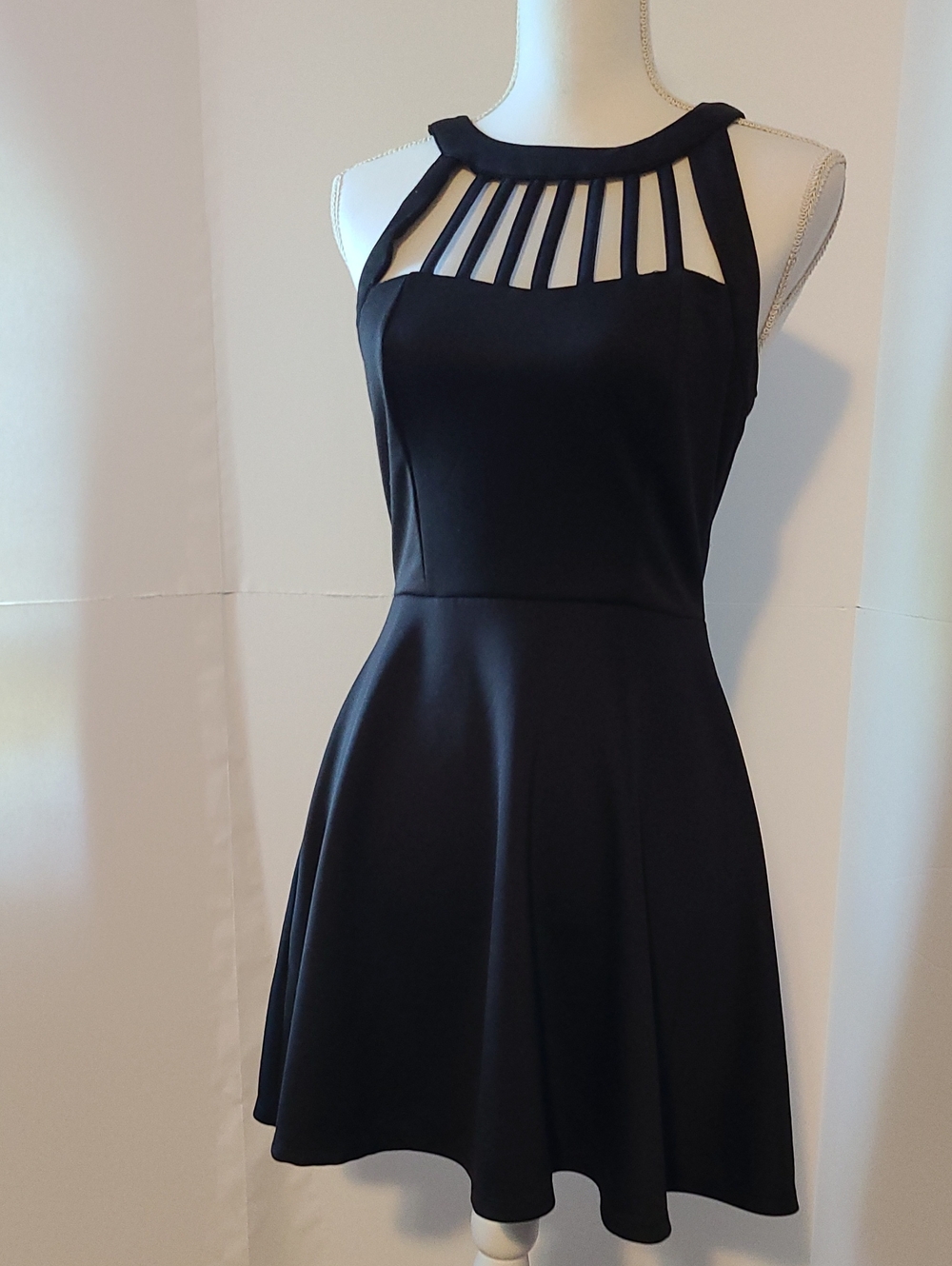 TRIXXI BLACK SLEEVELESS SKATER FIT & FLARE MINI DRESS WITH STRAPPY NECKLINE-SZ 5